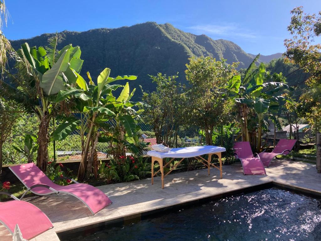 Cảnh núi rừng hoặc tầm nhìn ra núi từ biệt thự