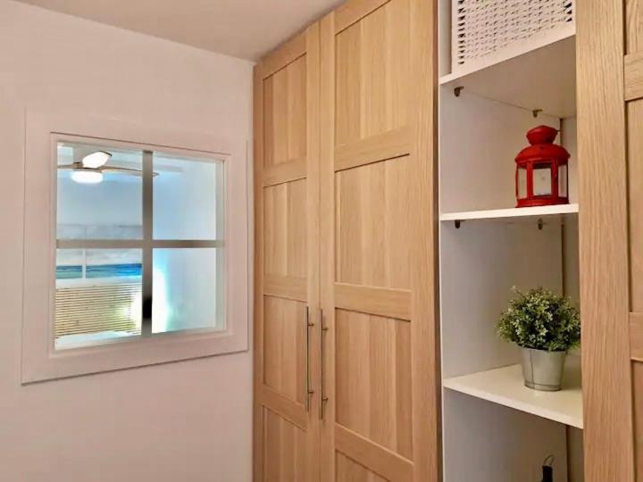 a room with a door and a window and a shelf at Apartamento Sant Josep in Canet de Mar