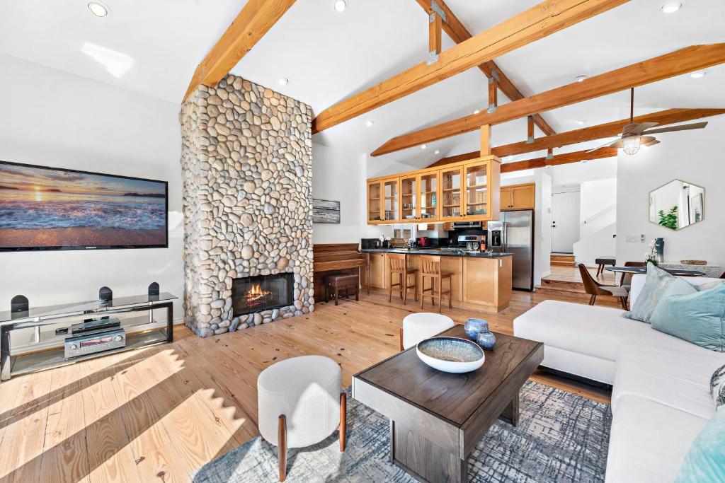 ein Wohnzimmer mit einer weißen Couch und einem Kamin in der Unterkunft Laguna Beach Coastal Cottage in Laguna Beach