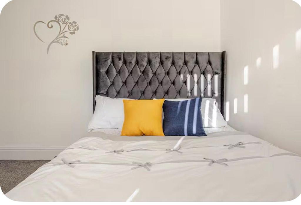 Postel nebo postele na pokoji v ubytování Tastefully Finished 2 Bedroom holiday & Short let cottage in Greater Manchester