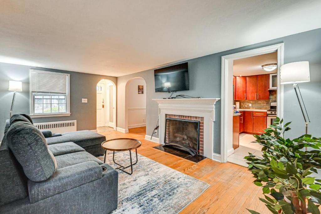 Μια τηλεόραση ή/και κέντρο ψυχαγωγίας στο 1 Mi to Connecticut River Home with Large Backyard