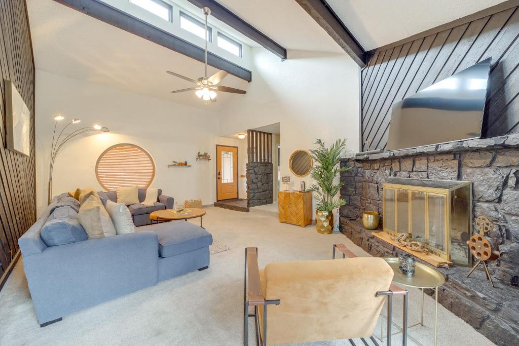 Et tv og/eller underholdning på Tulsa Area Home with Fenced Yard Pets Welcome!