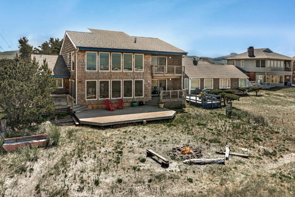 eine Luftaufnahme eines Hauses mit Garten in der Unterkunft Fantastic Beach View! Oregon Escape with Game Room in Seaside