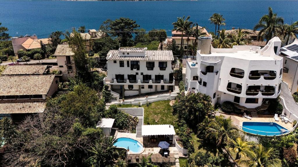 an aerial view of a large white house and the ocean at Casa com Vista para a Praia e Área Gourmet in São Sebastião