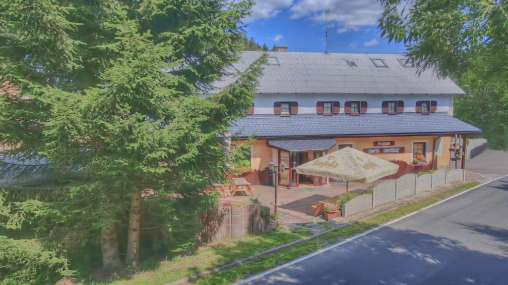 Chata Hadimrška في Bartošovice v Orlických Horách: نموذج منزل مع