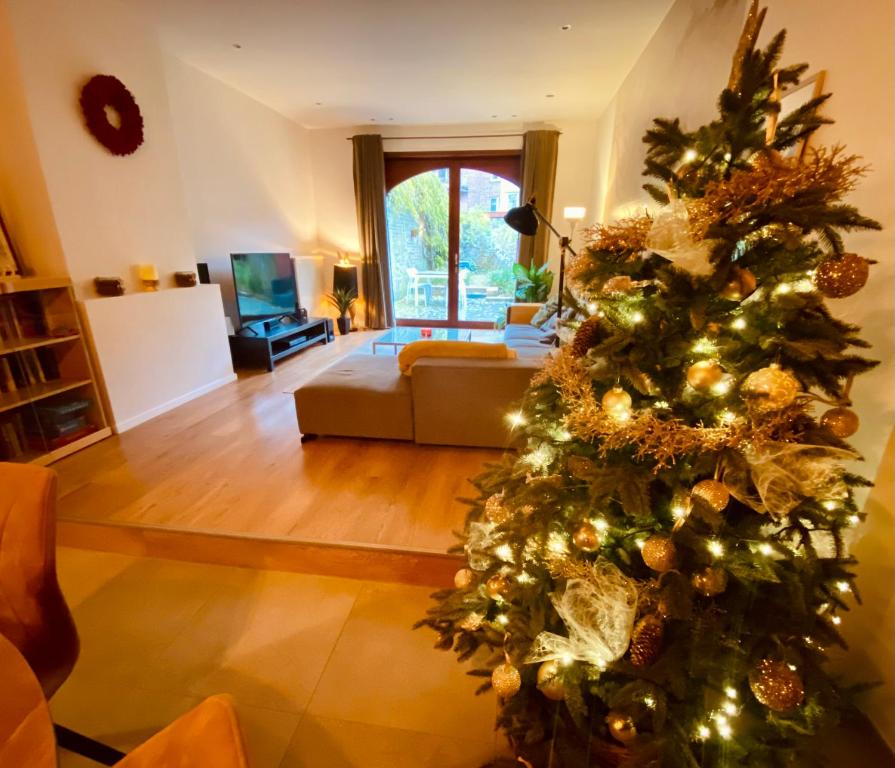 un sapin de Noël au milieu d'un salon dans l'établissement Spacious Holiday Home, à Bruges