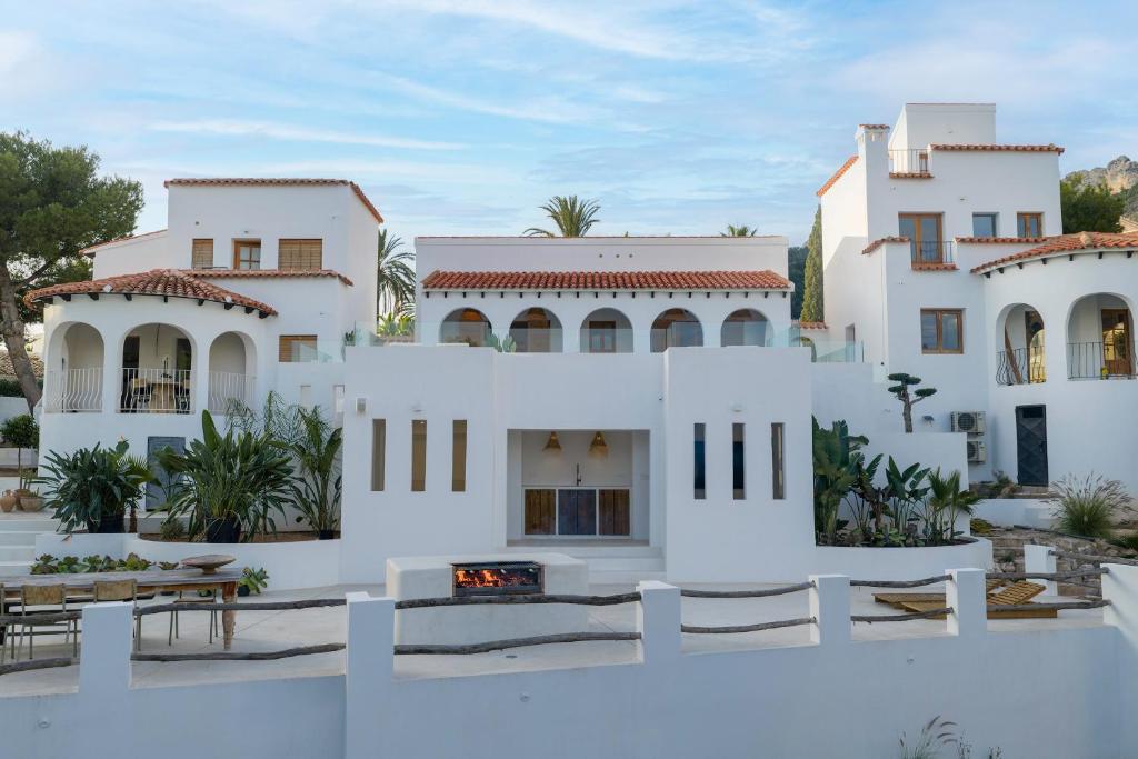 a view of the courtyard of a villa at Casa mimo units altea in Altea