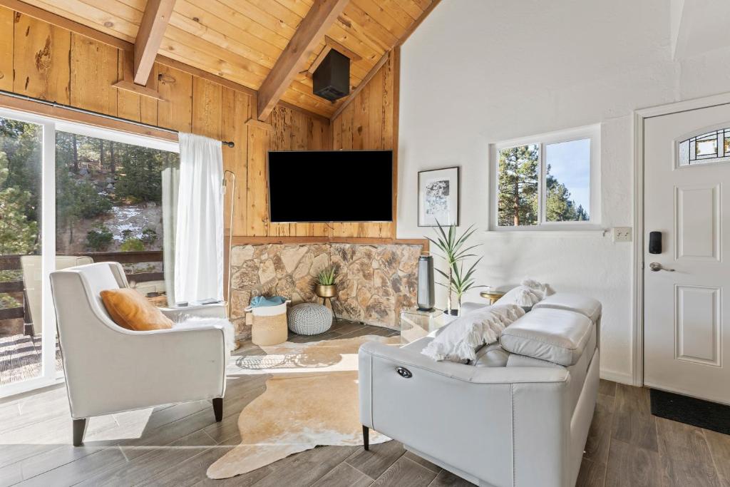 a living room with a couch and a tv at HNC0691 - Tramway Treat home in Summit Village
