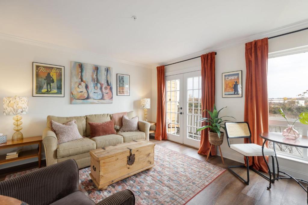 un soggiorno con un divano e un tavolo di Nashville Downtown Condo -788 a Nashville