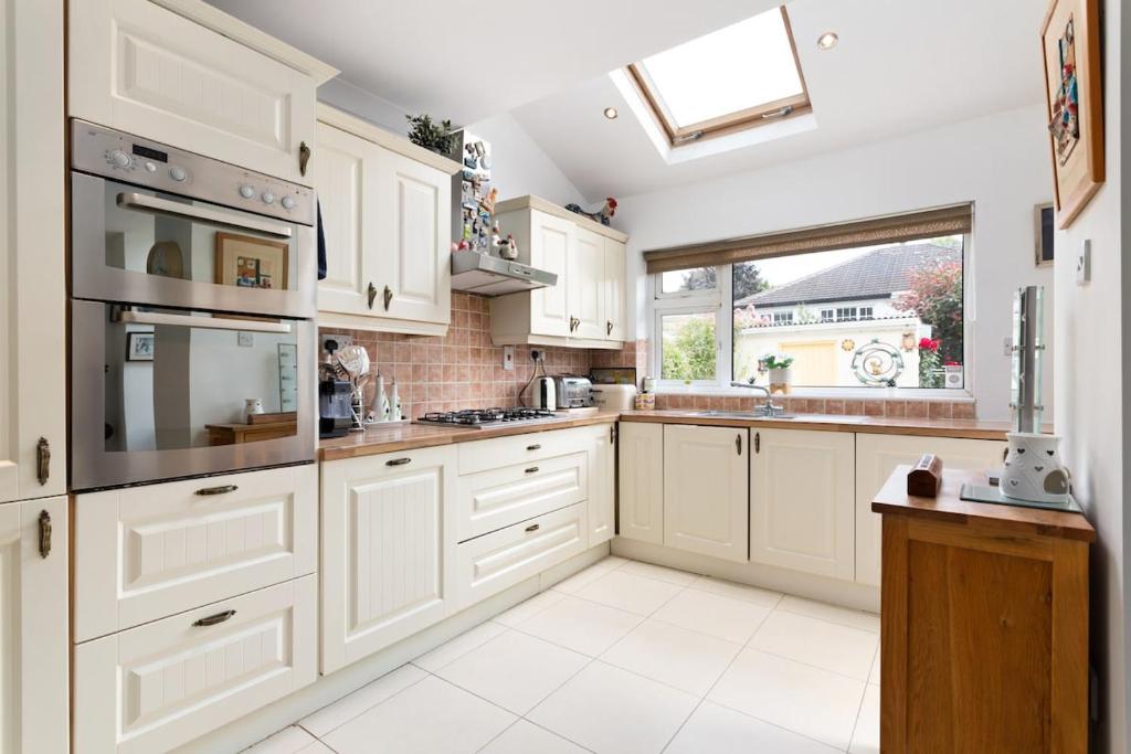 Una cocina o cocineta en 4 bed private semi-detached,