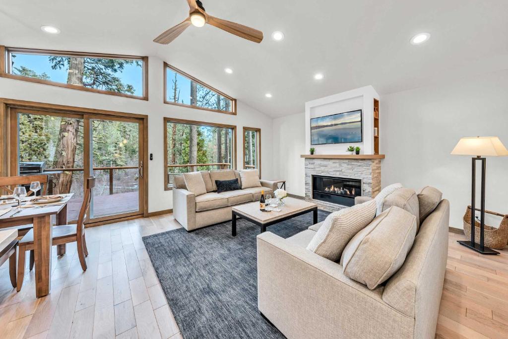 Posezení v ubytování Tahoe City Retreat - Creekside Deck & Hot Tub