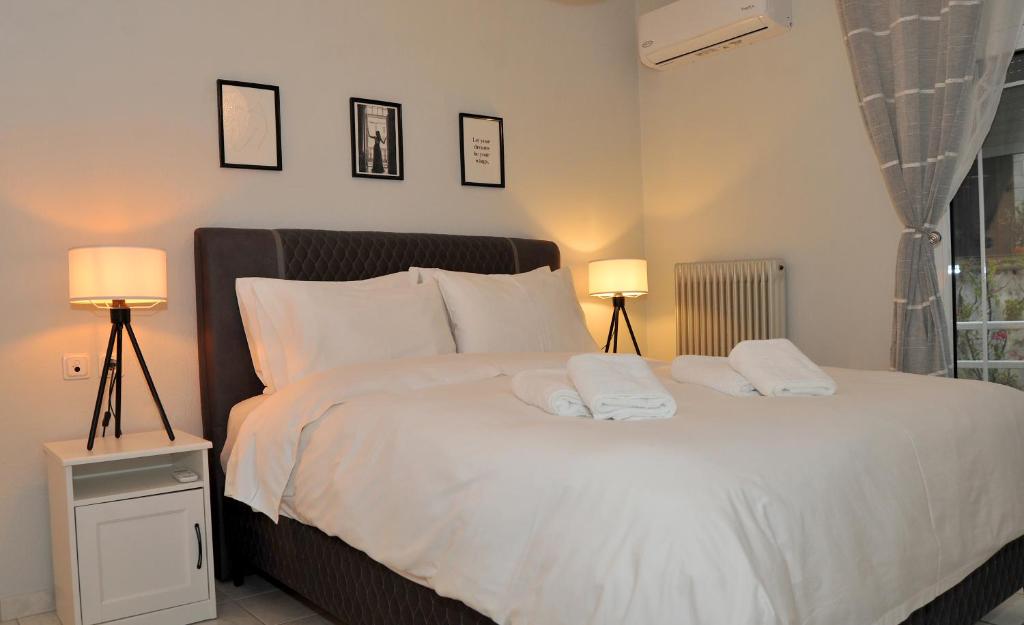 Postel nebo postele na pokoji v ubytování Anastasia Meteora Residence