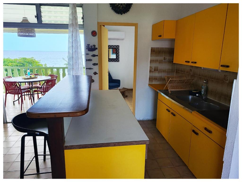 Η κουζίνα ή μικρή κουζίνα στο Sea view apartment in Sainte-Luce!