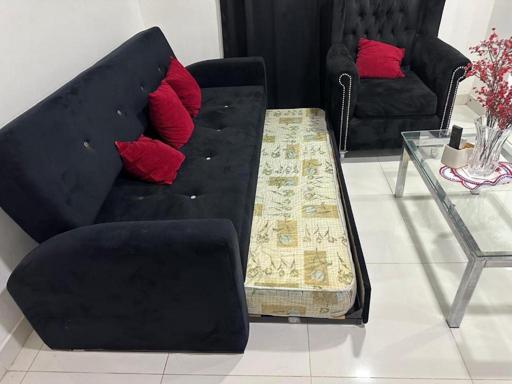 een zwarte bank en een tafel in de woonkamer bij Casa moderna en barrio in Villa Ángela