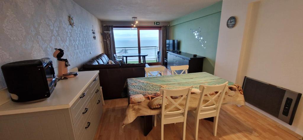 TV a/nebo společenská místnost v ubytování Paradis Zeedijk 4