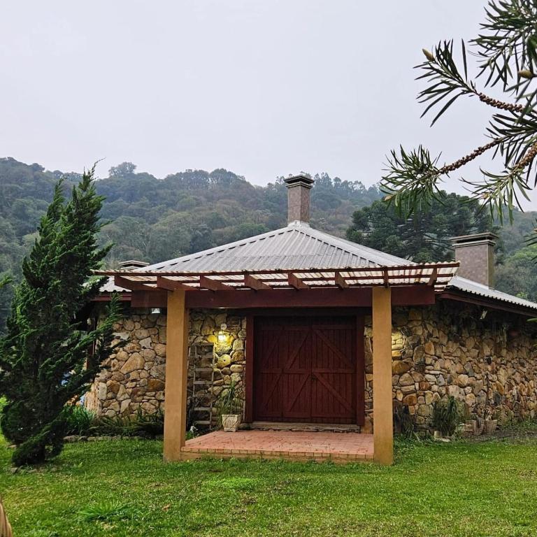 a stone building with a large door in front of it at SIG - Rancho Desiam - Serra Gaúcha in Gramado