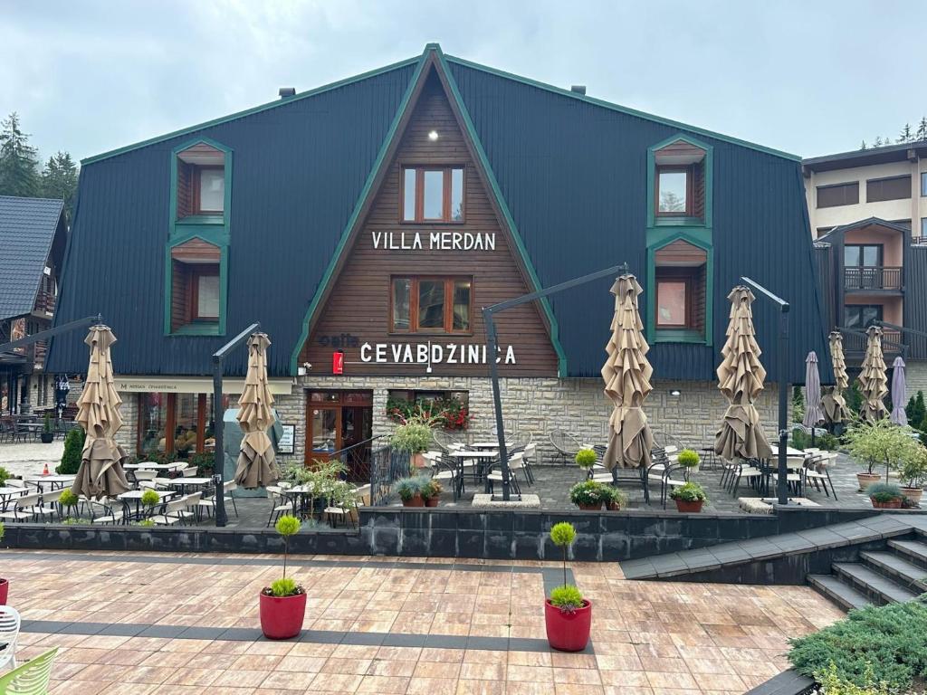 弗拉西克Villa Merdan的正面有标志的建筑物