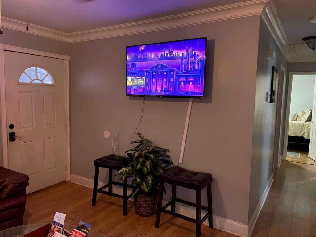 un salon avec une télévision à écran plat sur un mur dans l'établissement Home away from Home Comfort, à Savannah