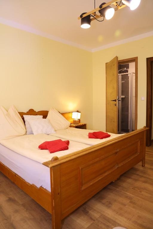 Familie Lampersberger في Sachsenburg: غرفة نوم بسرير كبير عليها مناشف حمراء