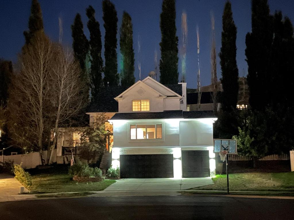 Secluded retreat in Draper UT في درابير: منزل أبيض مع أضواء عليه في الليل
