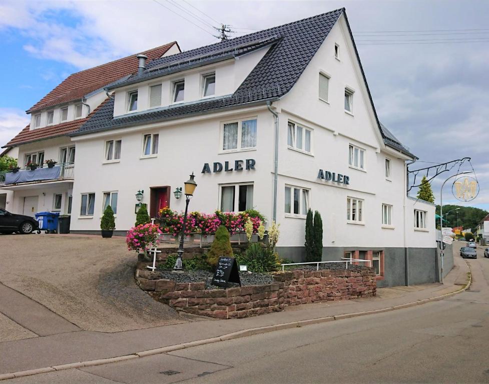 un bâtiment blanc au coin d'une rue dans l'établissement Gasthaus Adler, à Stammheim
