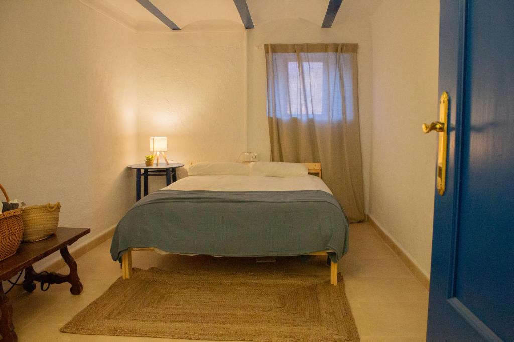 a bedroom with a bed and a window at La Casita del Pastor in Loja