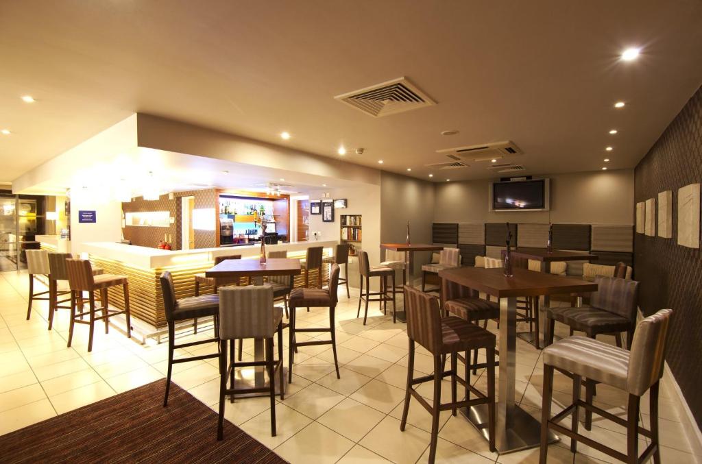 TV a/nebo společenská místnost v ubytování Holiday Inn Express London Croydon by IHG