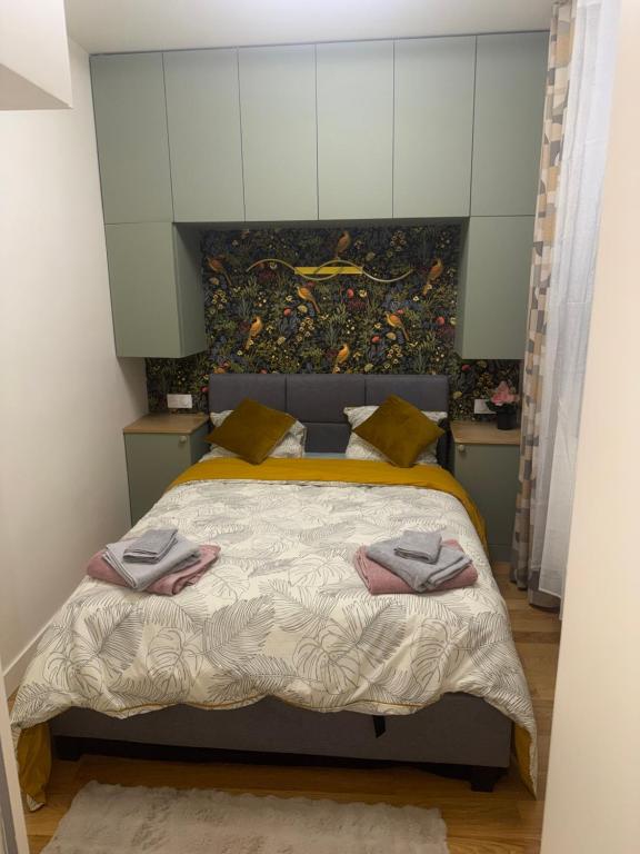 een slaapkamer met een bed met een schilderij aan de muur bij Cosy Hoche Saint Gervais in Pré Saint Gervais