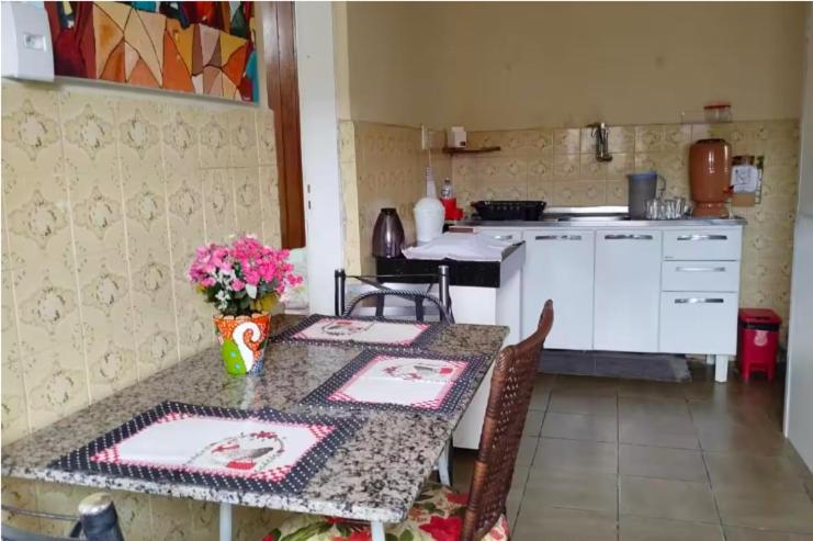 una cucina con un tavolo e un piano di lavoro di Casa Centro Histórico a Diamantina