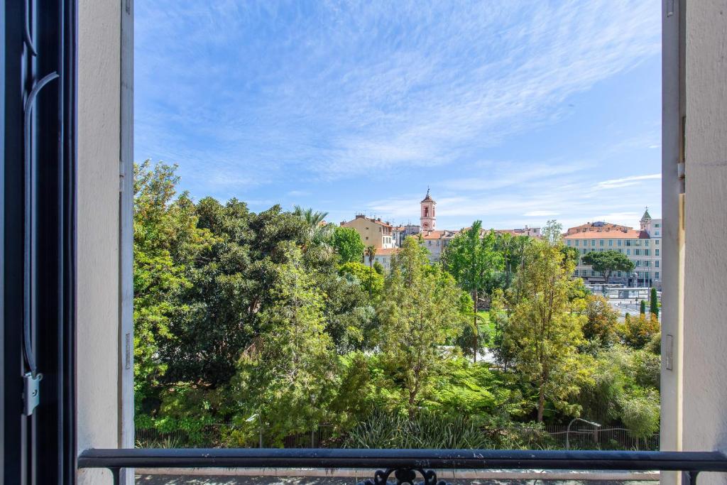 GRAND HÔTEL Golden Square 3 min to Beach Green Corridor View AC photo
