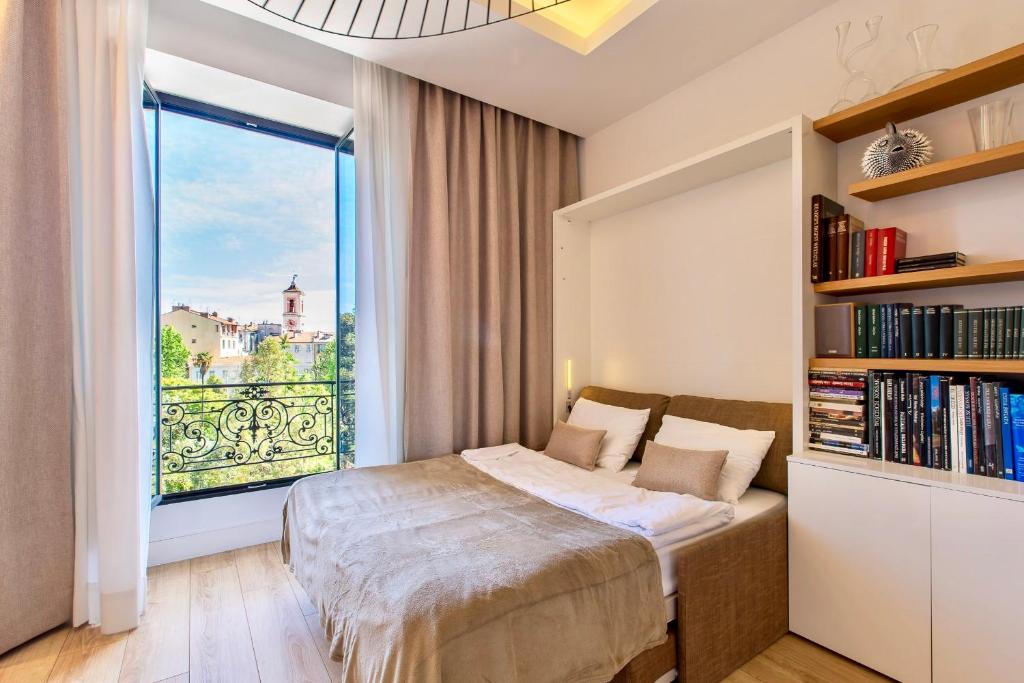 GRAND HÔTEL Golden Square 3 min to Beach Green Corridor View AC photo