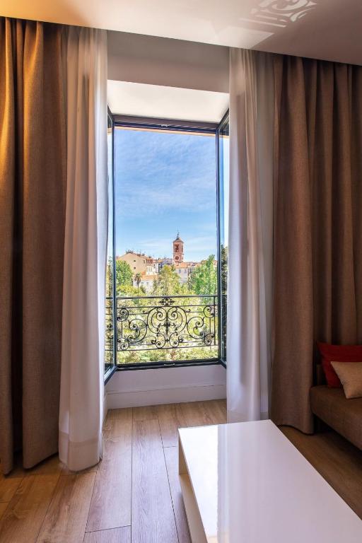 GRAND HÔTEL Golden Square 3 min to Beach Green Corridor View AC photo