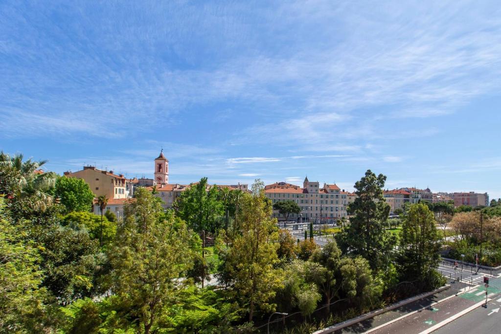GRAND HÔTEL Golden Square 3 min to Beach Green Corridor View AC photo
