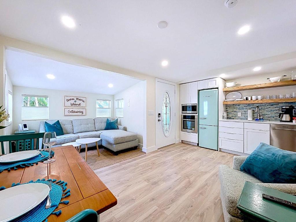 Kuchyň nebo kuchyňský kout v ubytování Serendipity steps to beach & fishing dock