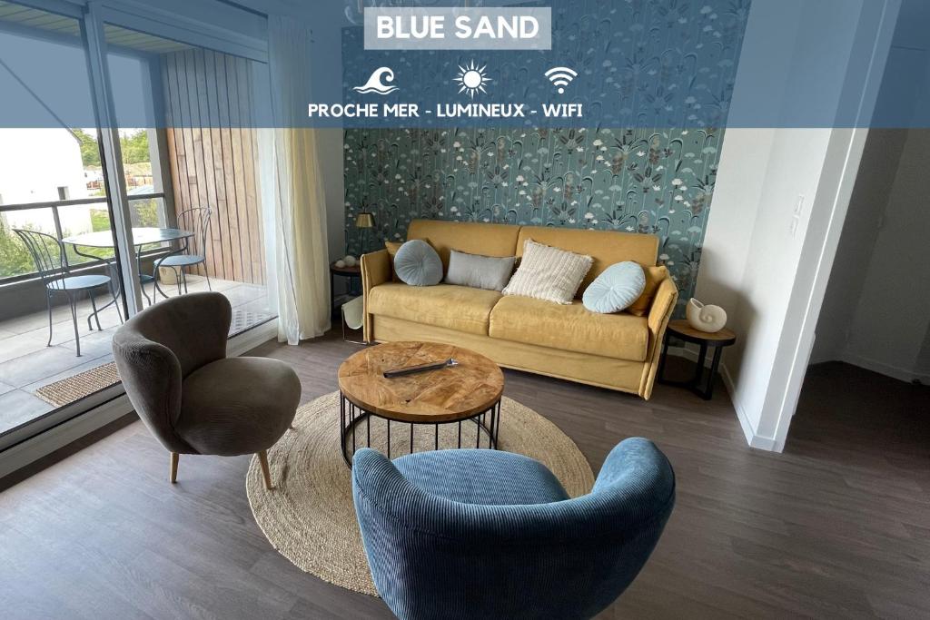 a living room with a couch and two chairs and a table at Blue Sand - Appartement cosy-neuf à 500 m du bourg in Saint-Philibert