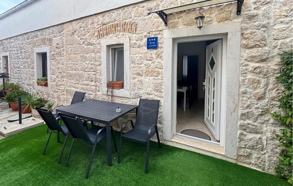 Αίθριο ή υπαίθριος χώρος στο Gorgeous Apartment In Opuzen With Wifi