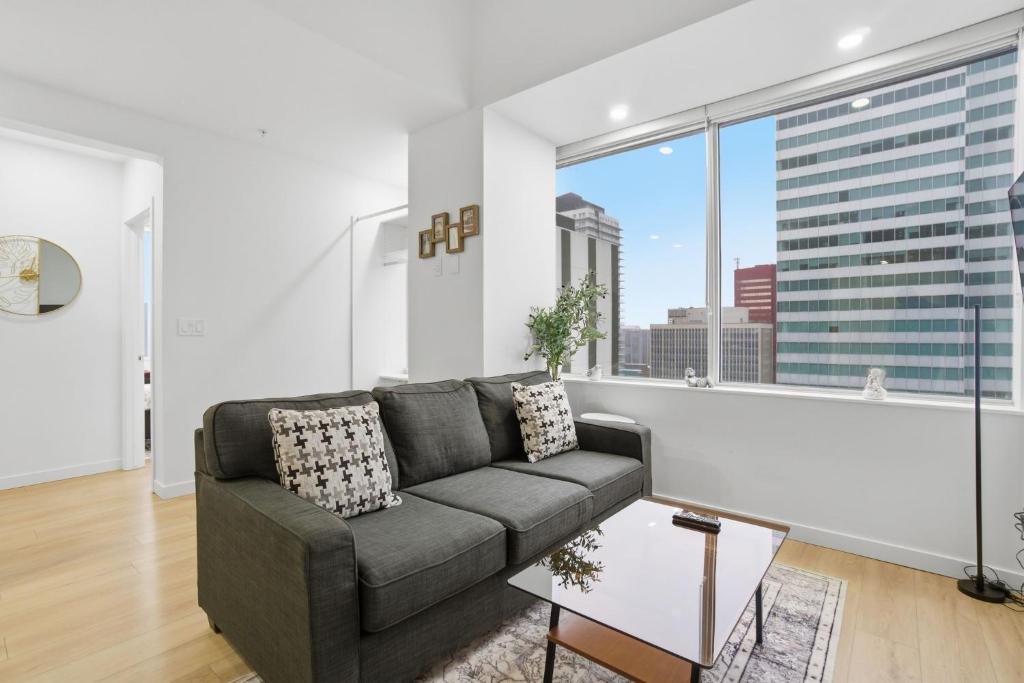 Curated visual reference: Visual Reference: Luxury 1Beds And 2Beds In Downtown Edmonton Close To Rogers