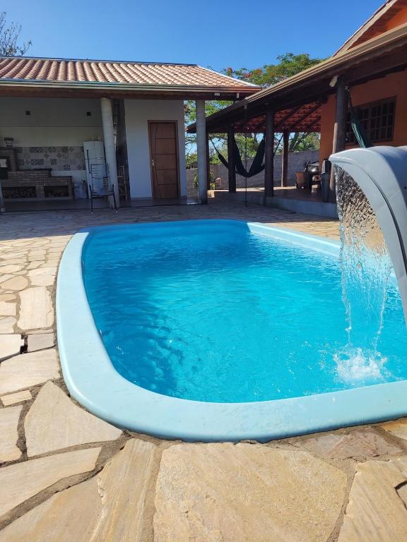 a swimming pool with a water fountain at Chácara Recanto Colibri in Socorro
