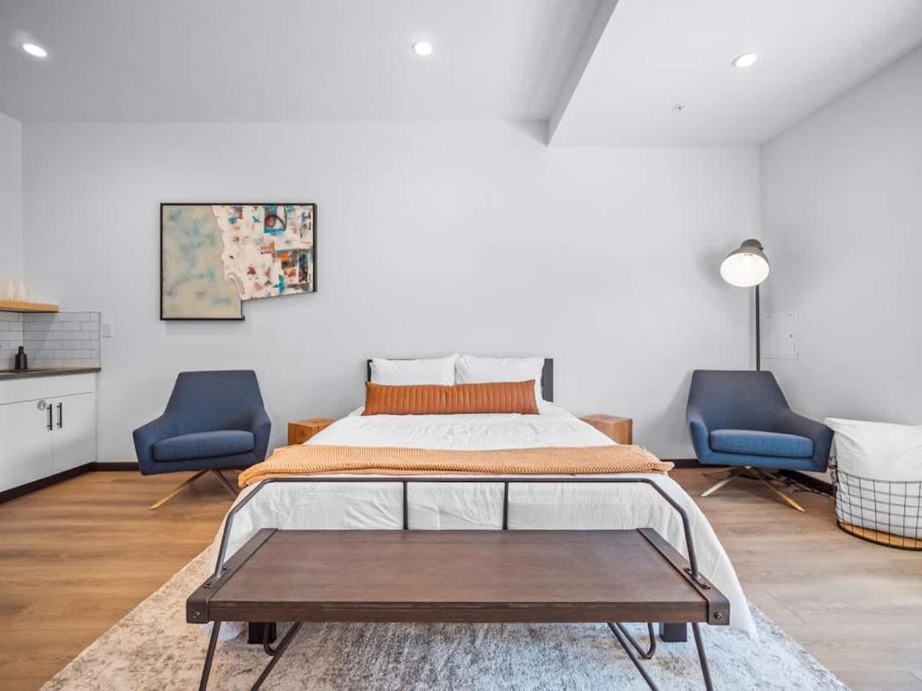 Postel nebo postele na pokoji v ubytování Uprise Bridgewater Lofts