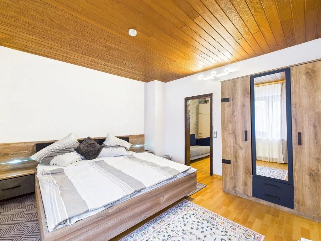 Wald & Ruhe Kordel في Kordel: غرفة نوم بسرير كبير وسقف خشبي