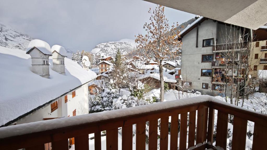 un balcone con neve sui tetti degli edifici di La Betulla a Verrand