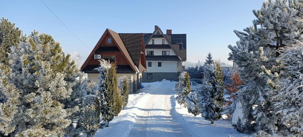 an aerial view of a house in the snow at Dom Wypoczynkowy Słoneczny in Białka Tatrzanska