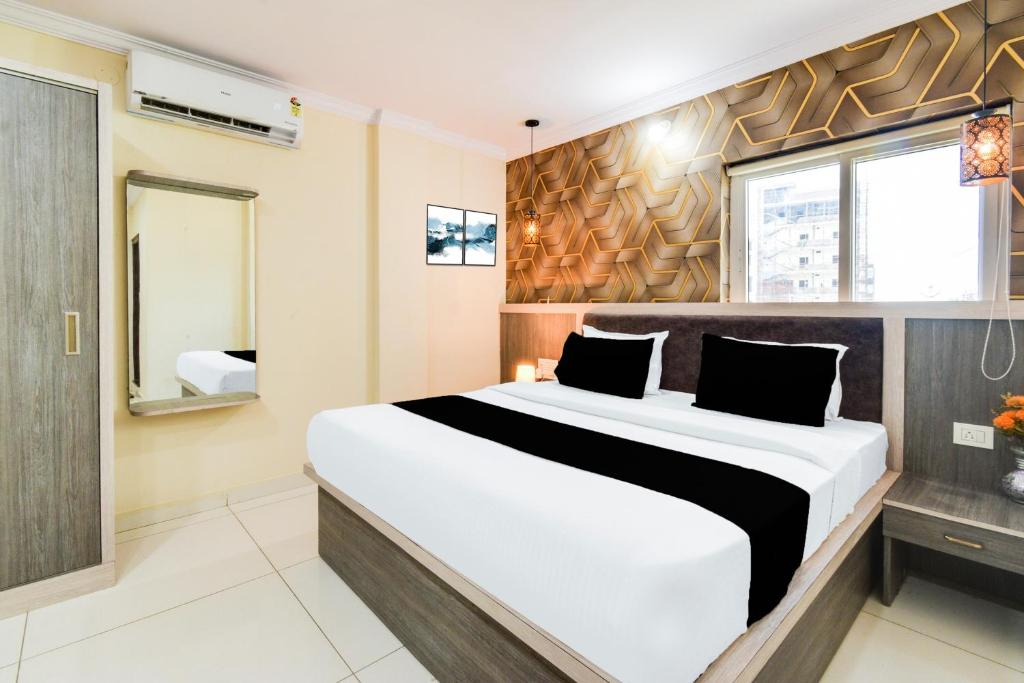 Ένα ή περισσότερα κρεβάτια σε δωμάτιο στο Townhouse Shamshabad Paradise Formerly Blue Petals Hotel