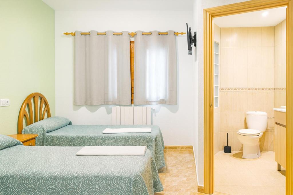 Camera con 2 letti e bagno con servizi igienici. di Pensión San Cristóbal by Bossh! Hotels a Cuenca