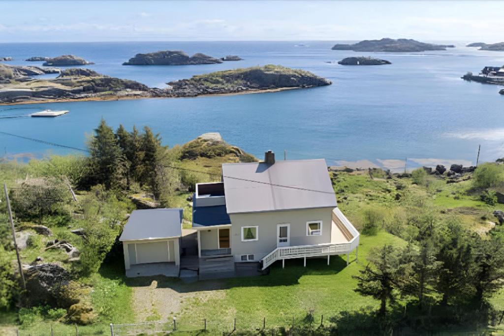 ein Haus auf einem Hügel mit Meerblick in der Unterkunft Coastal Comfort Ure in Vestvågøya