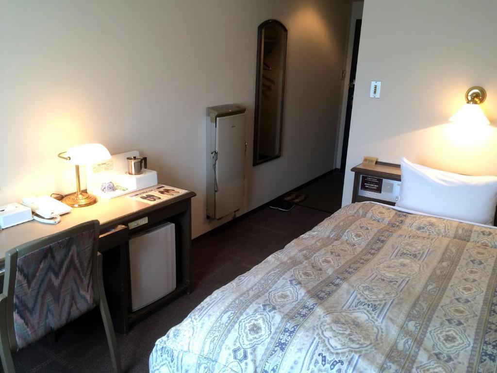 Postel nebo postele na pokoji v ubytování Hotel Crown Hills Takaoka