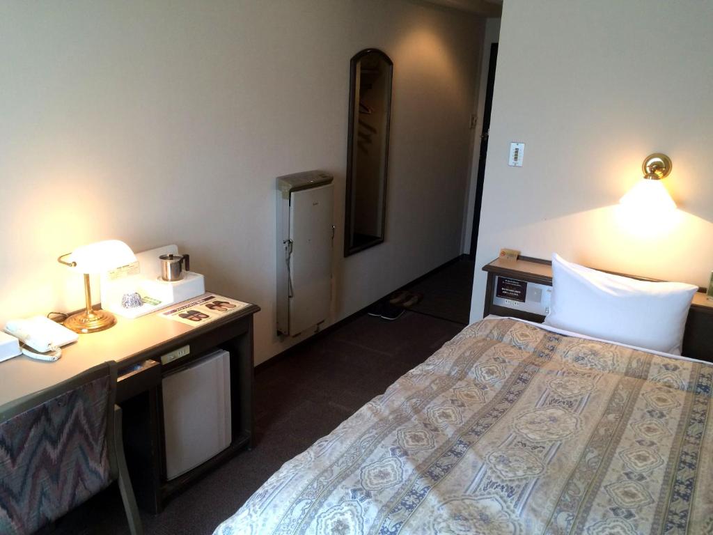 Postel nebo postele na pokoji v ubytování Hotel Crown Hills Takaoka