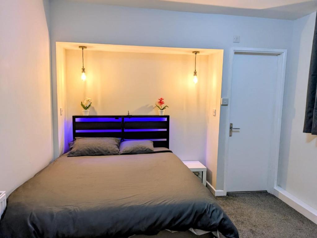 a bedroom with a large bed in a room at Modern One Bedroom Flat With Garden in Cardiff