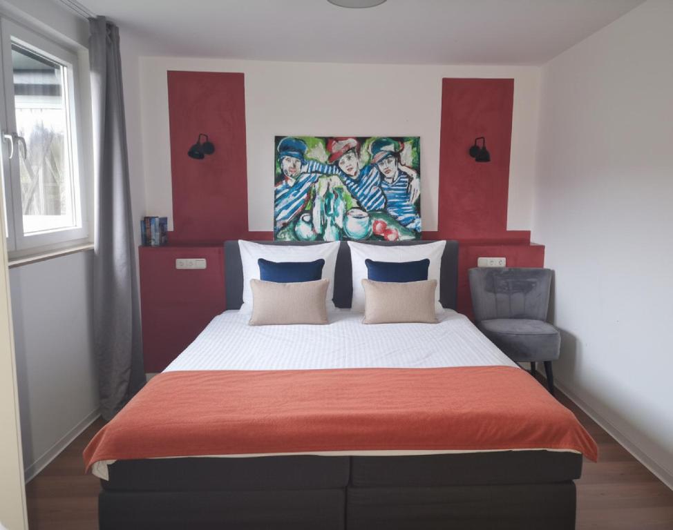 ein Schlafzimmer mit einem großen Bett mit rotem Kopfteil in der Unterkunft Hotel Haus Niggemann in Hattingen