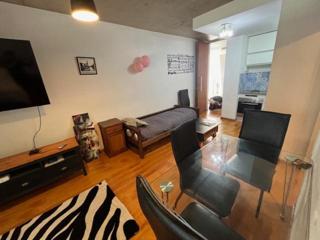 een woonkamer met een bank en een glazen tafel bij Vilella Live in Buenos Aires